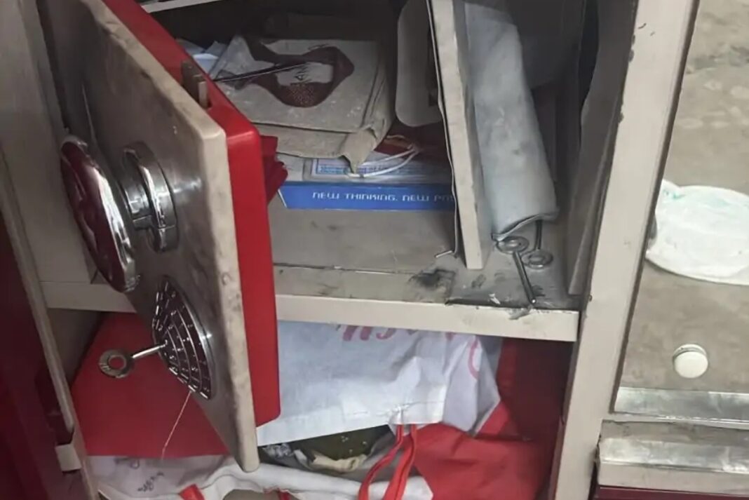 Hapur News : दिनदहाड़े चोरी, बेंगलुरु में बेटा और मायके में बहू, सूने घर से उड़ा ले गए लाखों का माल Hapur News : दिनदहाड़े चोरी, बेंगलुरु में बेटा और मायके में बहू, सूने घर से उड़ा ले गए लाखों का माल
