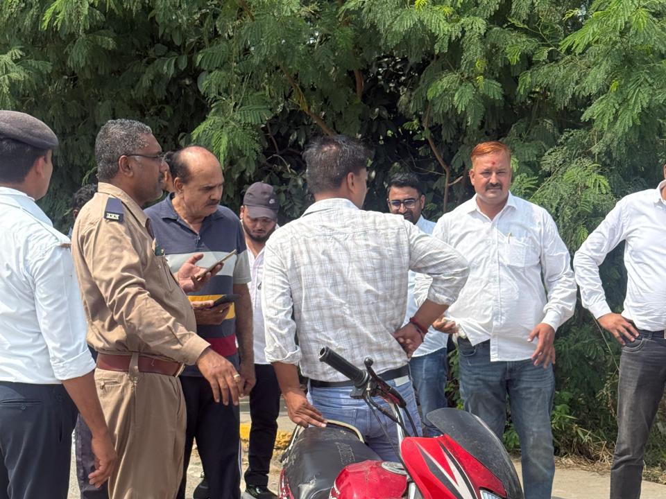 Hapur News : हापुड़ में छिजारसी टोल पर परिवहन विभाग ने पकड़े 18 पुराने वाहन, स्क्रैप के लिए भेज Hapur News : हापुड़ में छिजारसी टोल पर परिवहन विभाग ने पकड़े 18 पुराने वाहन, स्क्रैप के लिए भेज