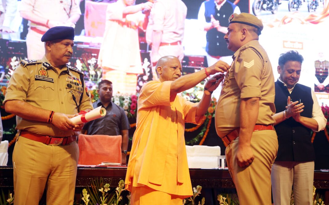 Lucknow : वीरता पदक पाकर बोले पुलिसकर्मी- अत्याधुनिक संसाधनों से मजबूत हुई पुलिसिंग, जनता में बढ़ा सुरक्षा का भरोसा Lucknow : वीरता पदक पाकर बोले पुलिसकर्मी- अत्याधुनिक संसाधनों से मजबूत हुई पुलिसिंग, जनता में बढ़ा सुरक्षा का भरोसा