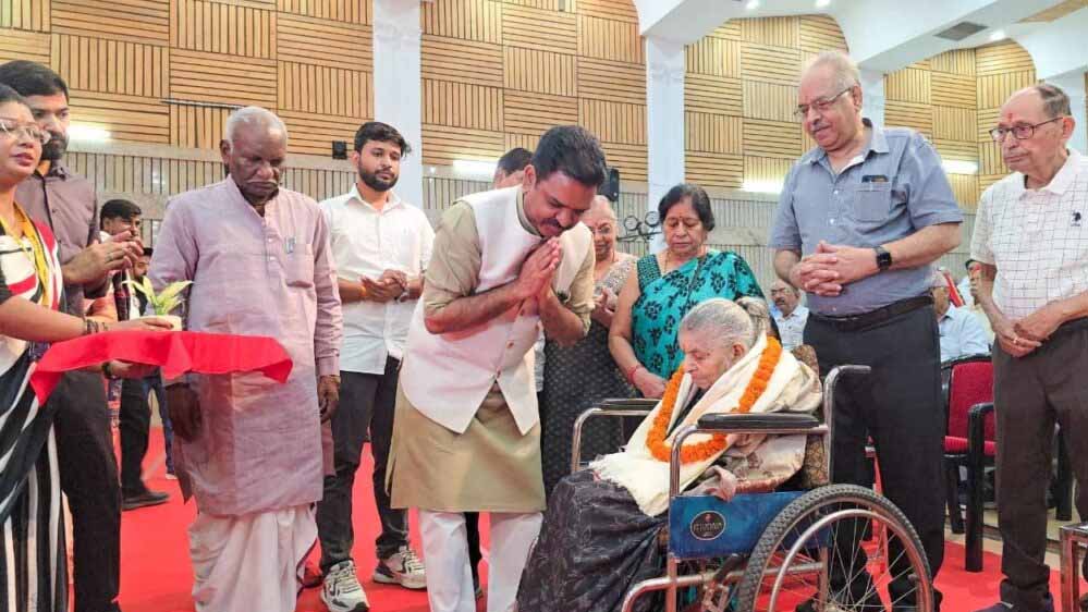 Lucknow : अनुभव की विरासत को सम्मान, शतायु बुजुर्गों का बढ़ा मान Lucknow : अनुभव की विरासत को सम्मान, शतायु बुजुर्गों का बढ़ा मान