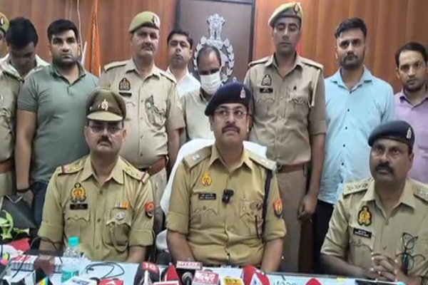 Noida Crime: बंद मकानों की रेकी कर चोरी करने वाला शातिर चोर गिरफ्तार, 11 लाख के जेवर बरामद Noida Crime: बंद मकानों की रेकी कर चोरी करने वाला शातिर चोर गिरफ्तार, 11 लाख के जेवर बरामद