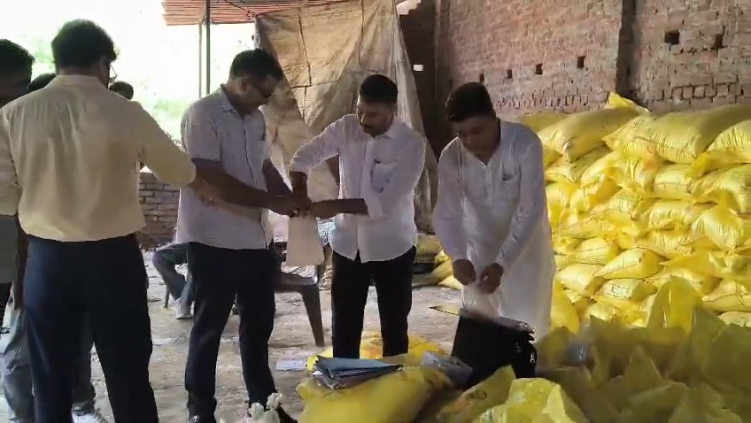 Hapur News : हापुड़ में सरकारी यूरिया से पशु आहार बनाने का खेल पकड़ा, 184 बोरी जब्त Hapur News : हापुड़ में सरकारी यूरिया से पशु आहार बनाने का खेल पकड़ा, 184 बोरी जब्त