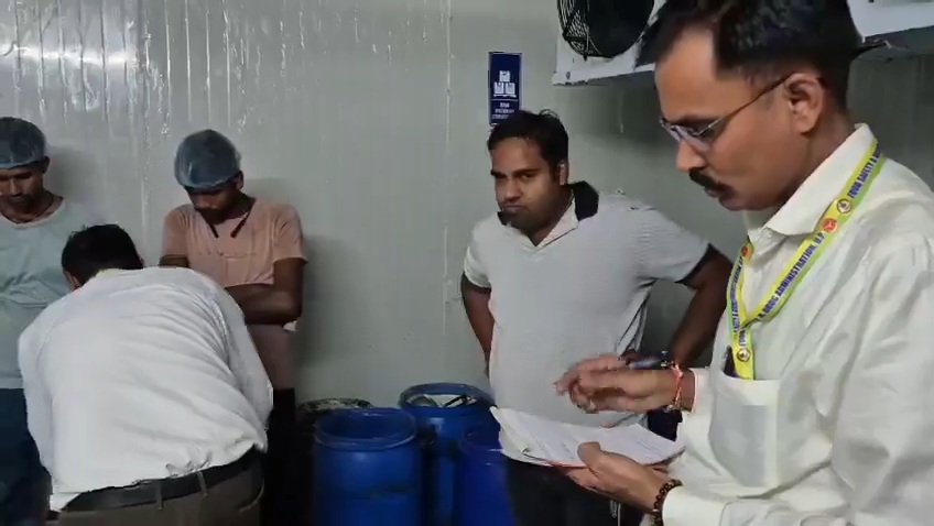 Hapur News : हापुड़ में सेहत से खिलवाड़, दही से बन रही थी नकली क्रीम, सैंपल फेल Hapur News : हापुड़ में सेहत से खिलवाड़, दही से बन रही थी नकली क्रीम, सैंपल फेल