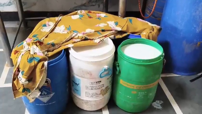 Hapur News : हापुड़ में नकली क्रीम फैक्ट्री का भंडाफोड़, दही में मिलाया जा रहा था वनस्पति घी और केमिकल Hapur News : हापुड़ में नकली क्रीम फैक्ट्री का भंडाफोड़, दही में मिलाया जा रहा था वनस्पति घी और केमिकल
