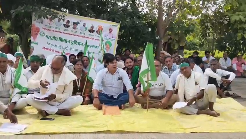 Hapur News : गन्ना मूल्य 500 रुपये करने की मांग को लेकर कलेक्ट्रेट पर किसानों ने किया प्रदर्शन Hapur News : गन्ना मूल्य 500 रुपये करने की मांग को लेकर कलेक्ट्रेट पर किसानों ने किया प्रदर्शन