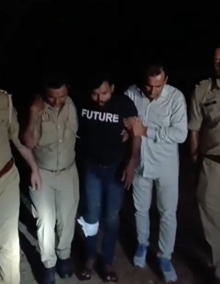 Police Encounter: नोएडा के सेक्टर-63 में पुलिस मुठभेड़ के बाद 16 मुकदमों में आरोपी बदमाश गिरफ्तार Police Encounter: नोएडा के सेक्टर-63 में पुलिस मुठभेड़ के बाद 16 मुकदमों में आरोपी बदमाश गिरफ्तार