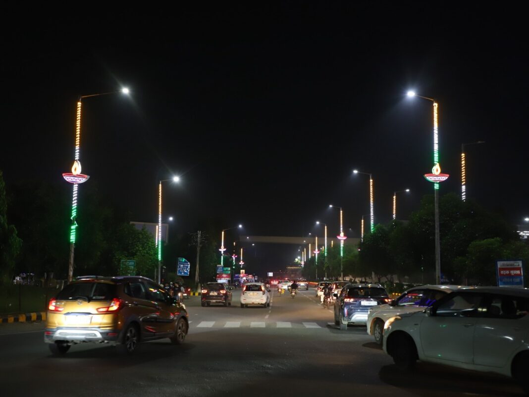 Greater Noida: ग्रेटर नोएडा की सड़कों पर लगेंगी सजावटी एलईडी लाइटें, रोशनी के साथ बढ़ेगी खूबसूरती Greater Noida: ग्रेटर नोएडा की सड़कों पर लगेंगी सजावटी एलईडी लाइटें, रोशनी के साथ बढ़ेगी खूबसूरती