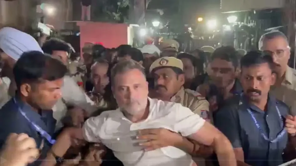 INDIA Bloc Protest: 9 घंटे के धरने के बाद राहुल गांधी और प्रियंका गांधी हिरासत में, चुनाव आयोग पर विपक्ष का दबाव INDIA Bloc Protest: 9 घंटे के धरने के बाद राहुल गांधी और प्रियंका गांधी हिरासत में, चुनाव आयोग पर विपक्ष का दबाव