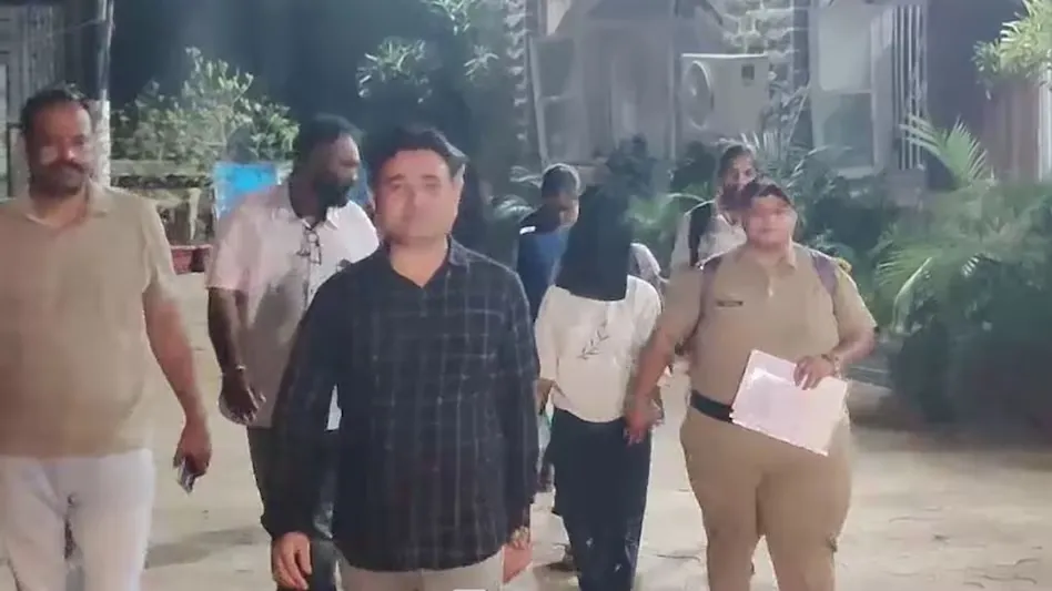Tiger Shroff Firing Case: मुंबई फायरिंग मामले में दिल्ली से दो महिलाओं समेत चार और आरोपी गिरफ्तार, तीन दिन की ट्रांजिट रिमांड Tiger Shroff Firing Case: मुंबई फायरिंग मामले में दिल्ली से दो महिलाओं समेत चार और आरोपी गिरफ्तार, तीन दिन की ट्रांजिट रिमांड
