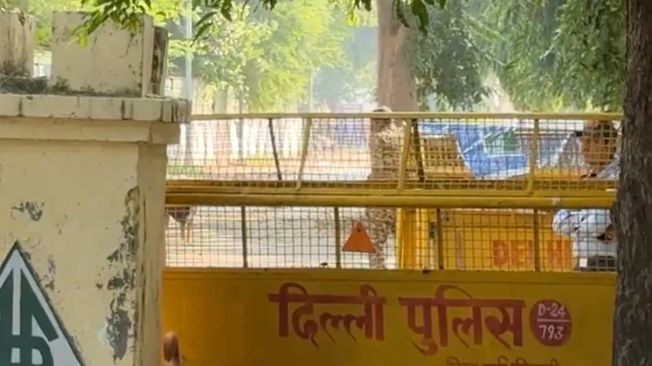 Race Course Mosque Notice: पीएम आवास के पास स्थित ऐतिहासिक रेस कोर्स मस्जिद को 6 दिन में खाली करने का नोटिस, बिजली-पानी की सप्लाई बंद Race Course Mosque Notice: पीएम आवास के पास स्थित ऐतिहासिक रेस कोर्स मस्जिद को 6 दिन में खाली करने का नोटिस, बिजली-पानी की सप्लाई बंद