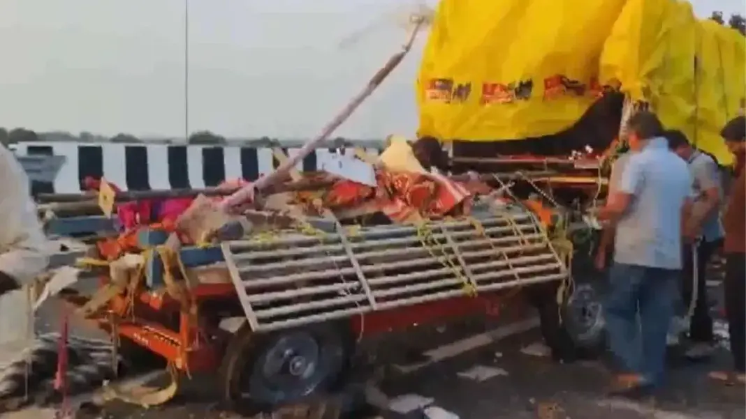 Amravati Road Accident: ट्रक-टेंपो पिकअप की टक्कर में 7 श्रद्धालुओं की मौत, 19 घायल Amravati Road Accident, Maharashtra Truck Collision, Samruddhi Highway Accident, Shegaon Devotees, Tempo Pickup Accident