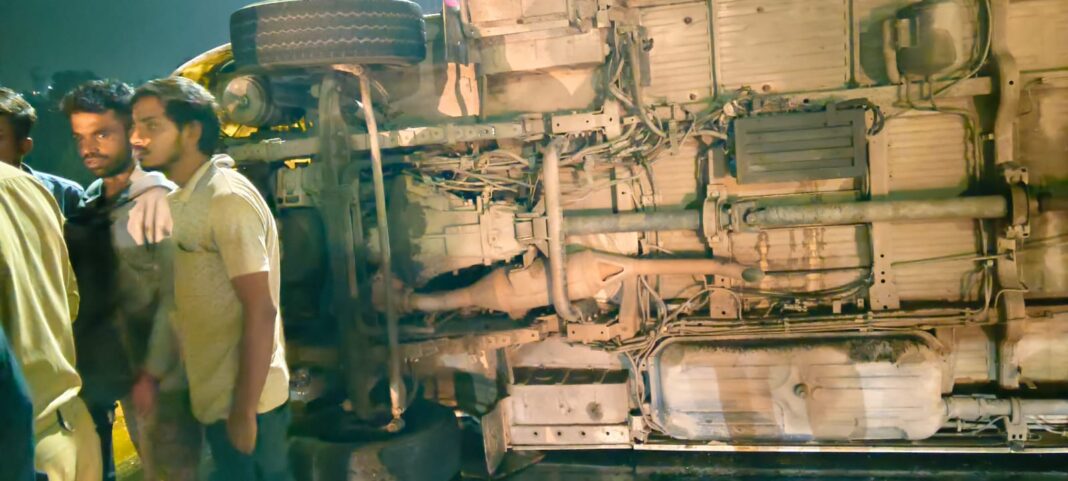 Hapur News : हापुड़ में चालक को झपकी आने से पलटी श्रद्धालुओं की ट्रैवलर, 7 लोग घायल Hapur News : हापुड़ में चालक को झपकी आने से पलटी श्रद्धालुओं की ट्रैवलर, 7 लोग घायल