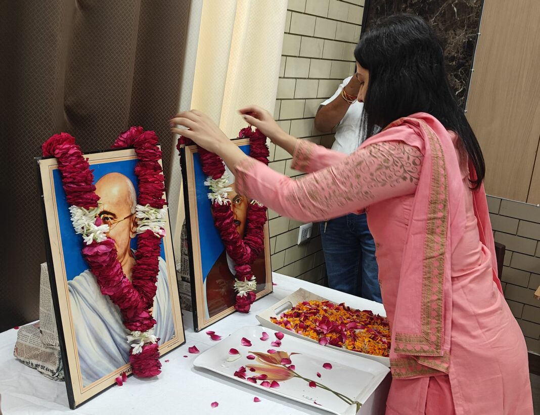 Hapur News : हापुड़ में बापू और शास्त्री जी को किया याद, अधिकारियों और जनप्रतिनिधियों ने अर्पित किए श्रद्धा सुमन Hapur News : हापुड़ में बापू और शास्त्री जी को किया याद, अधिकारियों और जनप्रतिनिधियों ने अर्पित किए श्रद्धा सुमन