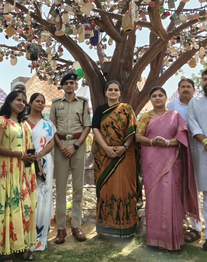 Bulandshahar : बुलंदशहर में सिरेमिक मेले का आयोजन, खुर्जा की पॉटरी बनी आकर्षण का केंद्र Bulandshahar : बुलंदशहर में सिरेमिक मेले का आयोजन, खुर्जा की पॉटरी बनी आकर्षण का केंद्र