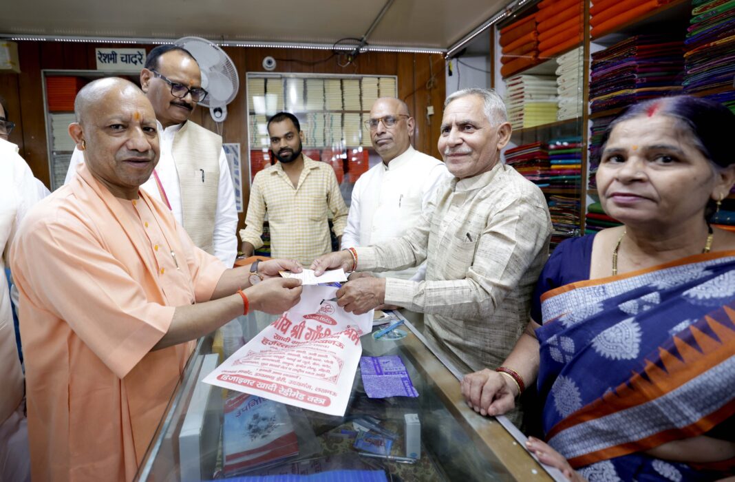 Lucknow : मुख्यमंत्री ने गांधी जयंती पर खादी आश्रम से की खरीदारी Lucknow : मुख्यमंत्री ने गांधी जयंती पर खादी आश्रम से की खरीदारी