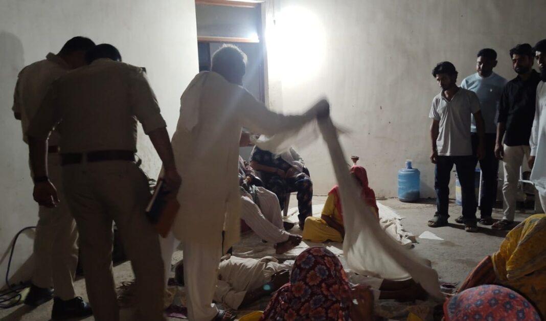 Hapur News : ट्यूबवेल पर करंट लगने से बुजुर्ग की मौत, परिवार में मचा कोहराम Hapur News : ट्यूबवेल पर करंट लगने से बुजुर्ग की मौत, परिवार में मचा कोहराम