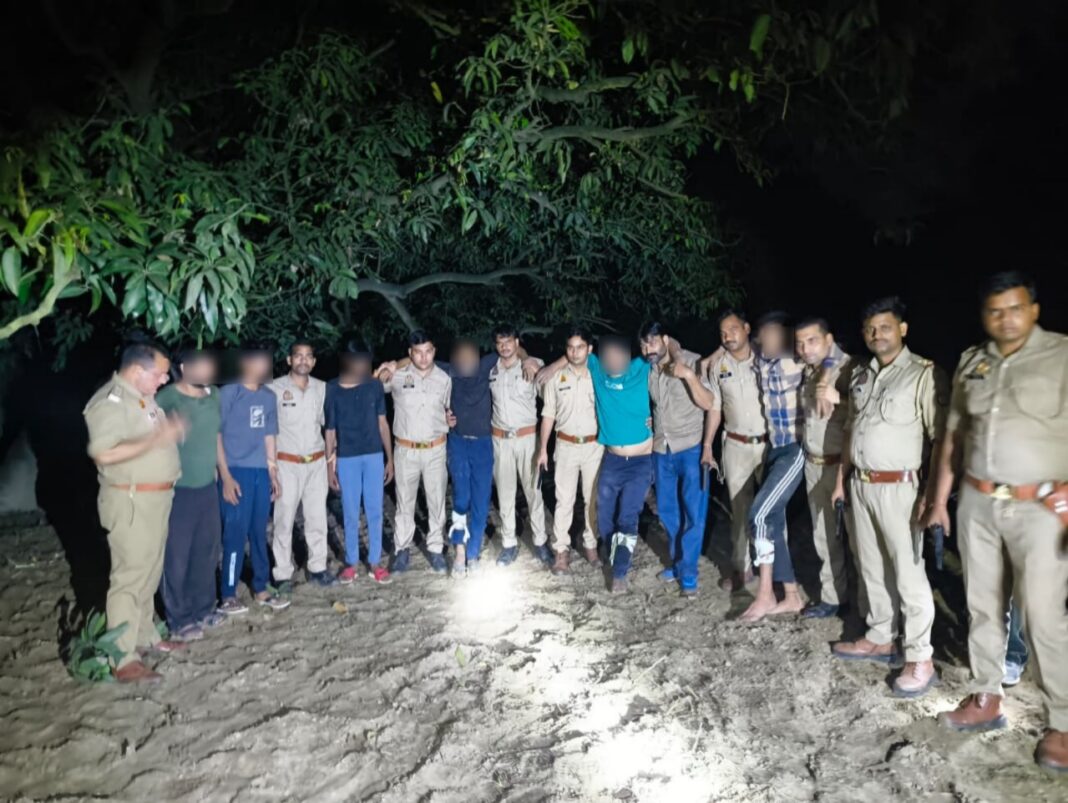Hapur News : गढ़मुक्तेश्वर में पुलिस और गौकशों के बीच फायरिंग, छह आरोपी गिरफ्तार Hapur News : गढ़मुक्तेश्वर में पुलिस और गौकशों के बीच फायरिंग, छह आरोपी गिरफ्तार
