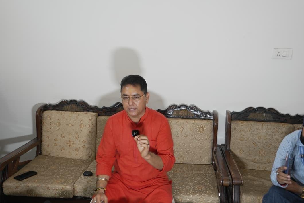 Sangrur : गुटों के समझौतों पर टिका नेतृत्व कांग्रेस कार्यकर्ताओं की निराशा का कारण; संगरूर और मालवा की हुई अनदेखी- अमन अरोड़ा Sangrur : गुटों के समझौतों पर टिका नेतृत्व कांग्रेस कार्यकर्ताओं की निराशा का कारण; संगरूर और मालवा की हुई अनदेखी- अमन अरोड़ा