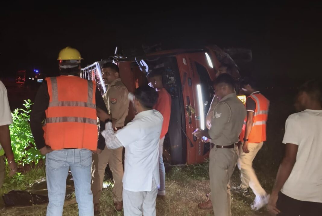 Hapur News : गंगा एक्सप्रेसवे पर आलू लदा कैंटर अनियंत्रित होकर पलटा, एक घायल Hapur News : गंगा एक्सप्रेसवे पर आलू लदा कैंटर अनियंत्रित होकर पलटा, एक घायल