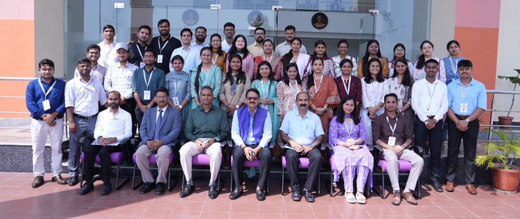 Lucknow : डीएनए-ड्रोन लैब में प्रशिक्षु अफसरों ने समझी जांच की ताकत Lucknow : डीएनए-ड्रोन लैब में प्रशिक्षु अफसरों ने समझी जांच की ताकत