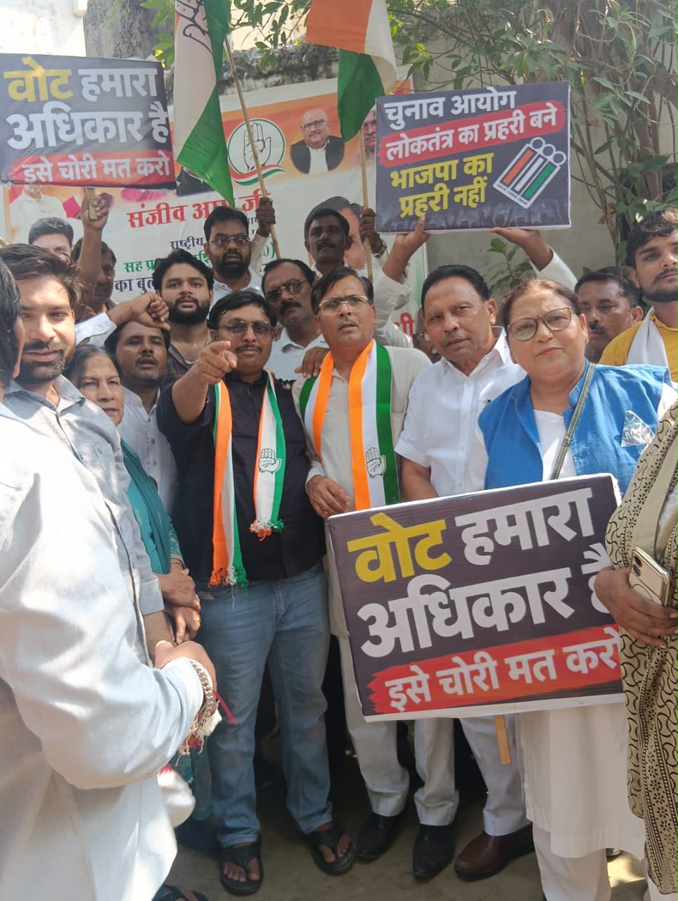 Bulandshahar : बुलंदशहर में कांग्रेसियों को पुलिस ने रोका, चुनाव आयोग के खिलाफ किया प्रदर्शन Bulandshahar : बुलंदशहर में कांग्रेसियों को पुलिस ने रोका, चुनाव आयोग के खिलाफ किया प्रदर्शन