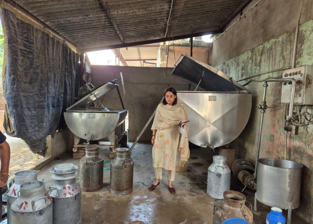 Hapur News : हापुड़ में खाद्य विभाग का मिलावटखोरों पर प्रहार, दो प्रतिष्ठानों पर छापेमारी Hapur News : हापुड़ में खाद्य विभाग का मिलावटखोरों पर प्रहार, दो प्रतिष्ठानों पर छापेमारी