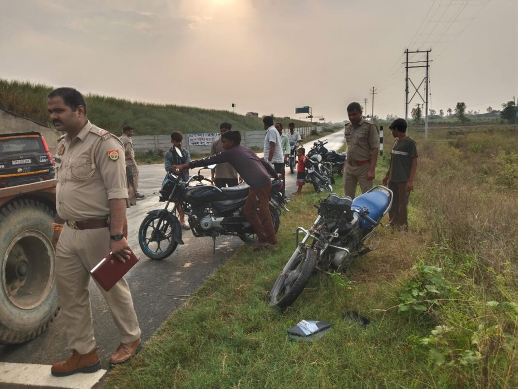 Hapur News : गंगा एक्सप्रेसवे के पास बाइक और ट्रैक्टर में भिड़ंत, दंपती की दर्दनाक मौत Hapur News : गंगा एक्सप्रेसवे के पास बाइक और ट्रैक्टर में भिड़ंत, दंपती की दर्दनाक मौत