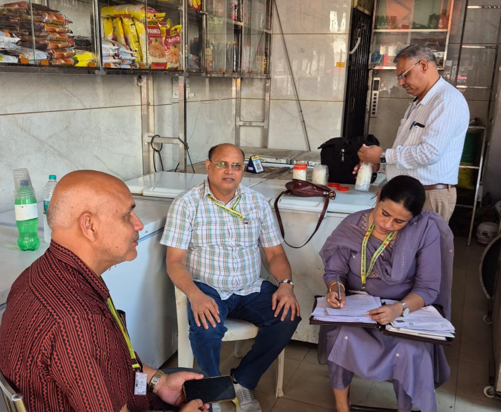 Hapur News : हापुड़ में नवरात्रि से पहले खाद्य विभाग की बड़ी कार्रवाई, दूषित पनीर नष्ट और घी जब्त Hapur News : हापुड़ में नवरात्रि से पहले खाद्य विभाग की बड़ी कार्रवाई, दूषित पनीर नष्ट और घी जब्त
