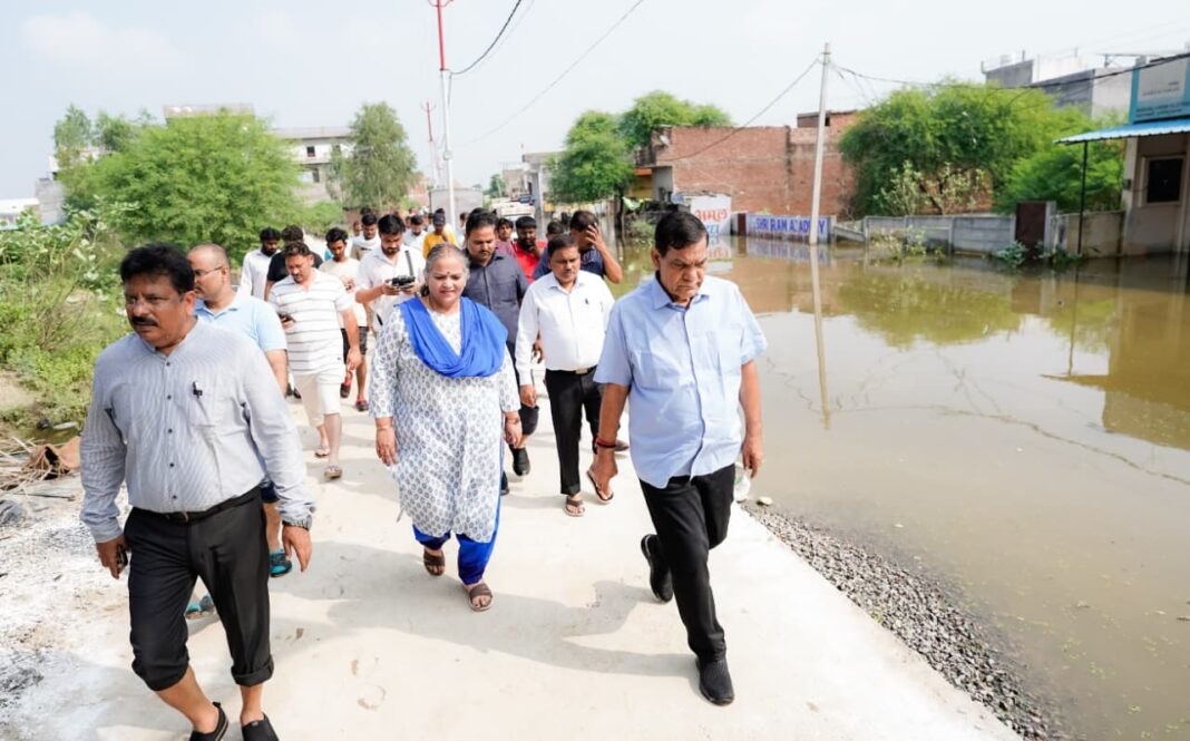 Lucknow : बाढ़ प्रभावितों को राहत पहुंचाने के लिए युद्ध स्तर पर कार्य कर रही योगी सरकार, नगर विकास मंत्री ने फैजुल्लागंज-दाउदनगर में किया निरीक्षण Lucknow : बाढ़ प्रभावितों को राहत पहुंचाने के लिए युद्ध स्तर पर कार्य कर रही योगी सरकार, नगर विकास मंत्री ने फैजुल्लागंज-दाउदनगर में किया निरीक्षण