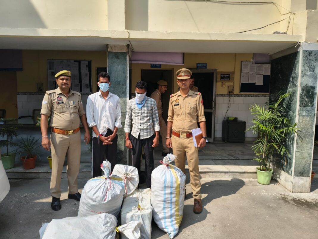 Hapur News : हापुड़ में पुलिस की छापेमारी, घर में छिपाकर रखे गए लाखों के पटाखे बरामद Hapur News : हापुड़ में पुलिस की छापेमारी, घर में छिपाकर रखे गए लाखों के पटाखे बरामद