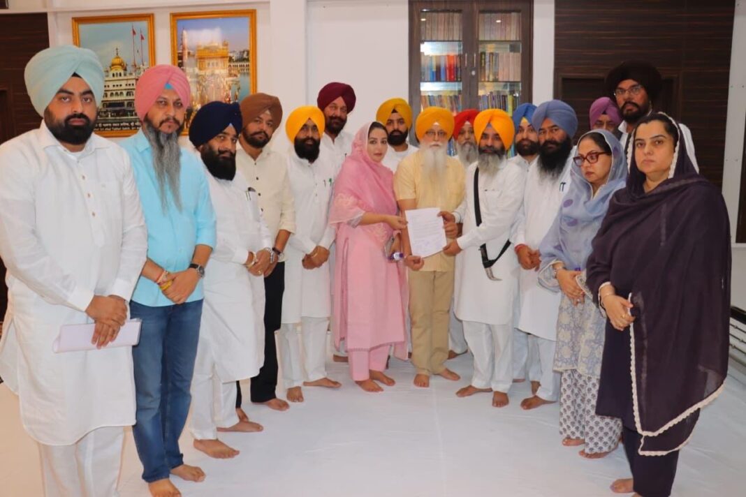 Chandigarh : आप ने श्री अकाल तख्त साहिब के जत्थेदार से मुलाकात की, गुरुद्वारा श्री बंगला साहिब में पुलिस की एंट्री पर अमित शाह के खिलाफ सख्त एक्शन की मांग की Chandigarh : आप ने श्री अकाल तख्त साहिब के जत्थेदार से मुलाकात की, गुरुद्वारा श्री बंगला साहिब में पुलिस की एंट्री पर अमित शाह के खिलाफ सख्त एक्शन की मांग की