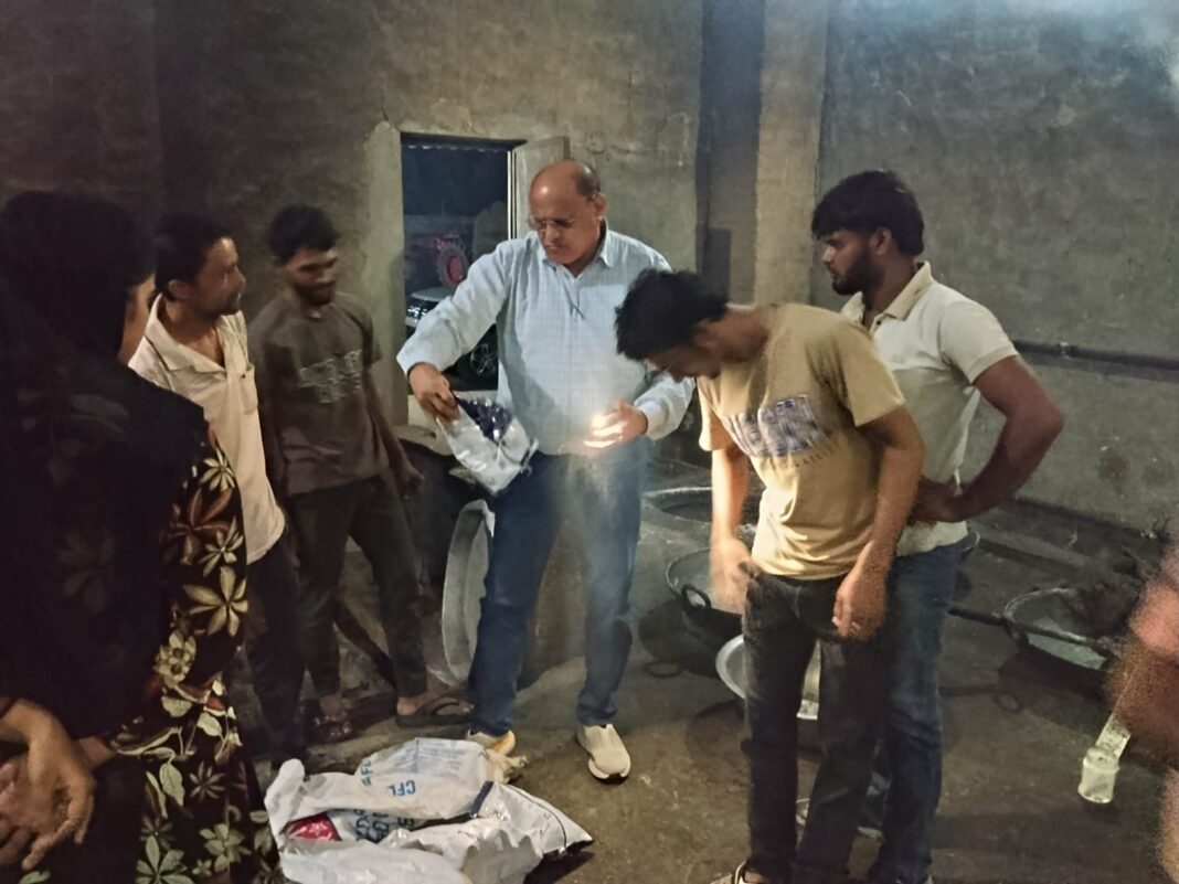 Hapur News : बुलंदशहर रोड पर मिलावटी खोया फैक्ट्री पकड़ी, खाद्य विभाग ने तीन क्विंटल सामग्री कराई नष्ट Hapur News : बुलंदशहर रोड पर मिलावटी खोया फैक्ट्री पकड़ी, खाद्य विभाग ने तीन क्विंटल सामग्री कराई नष्ट
