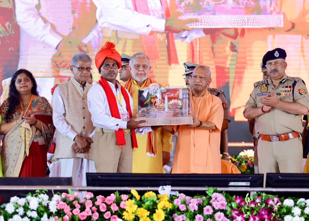 Bareilly : 68 हजार ग्राम प्रहरियों को कैशलेस इलाज के साथ अब 3500 रुपये मानदेय Bareilly : 68 हजार ग्राम प्रहरियों को कैशलेस इलाज के साथ अब 3500 रुपये मानदेय