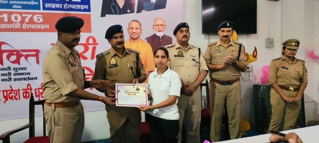Hapur News : हापुड़ में मिशन शक्ति के तहत महिलाओं का सम्मान, एसपी ने दिया सुरक्षा का भरोसा Hapur News : हापुड़ में मिशन शक्ति के तहत महिलाओं का सम्मान, एसपी ने दिया सुरक्षा का भरोसा