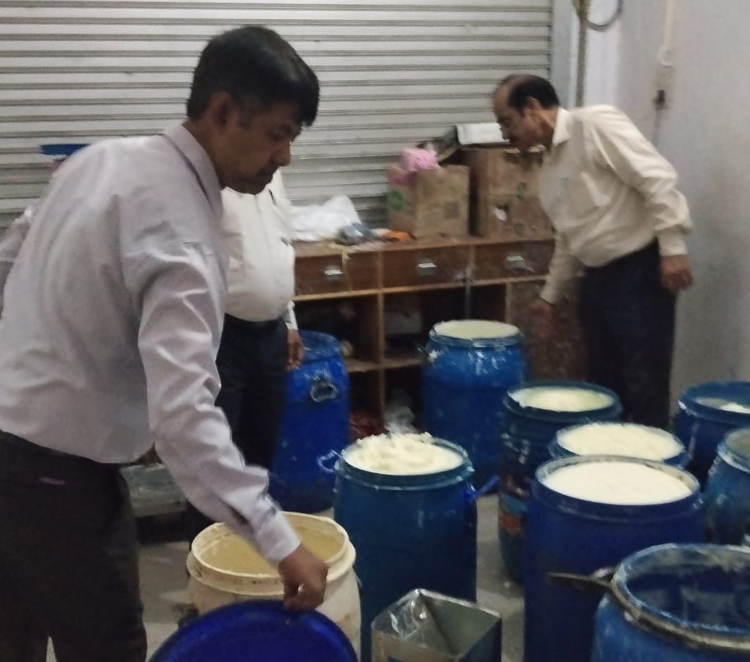 Bulandshahar : बुलंदशहर में नकली क्रीम फैक्ट्री का भंडाफोड़, 600 किलो मिलावटी क्रीम नष्ट Bulandshahar : बुलंदशहर में नकली क्रीम फैक्ट्री का भंडाफोड़, 600 किलो मिलावटी क्रीम नष्ट