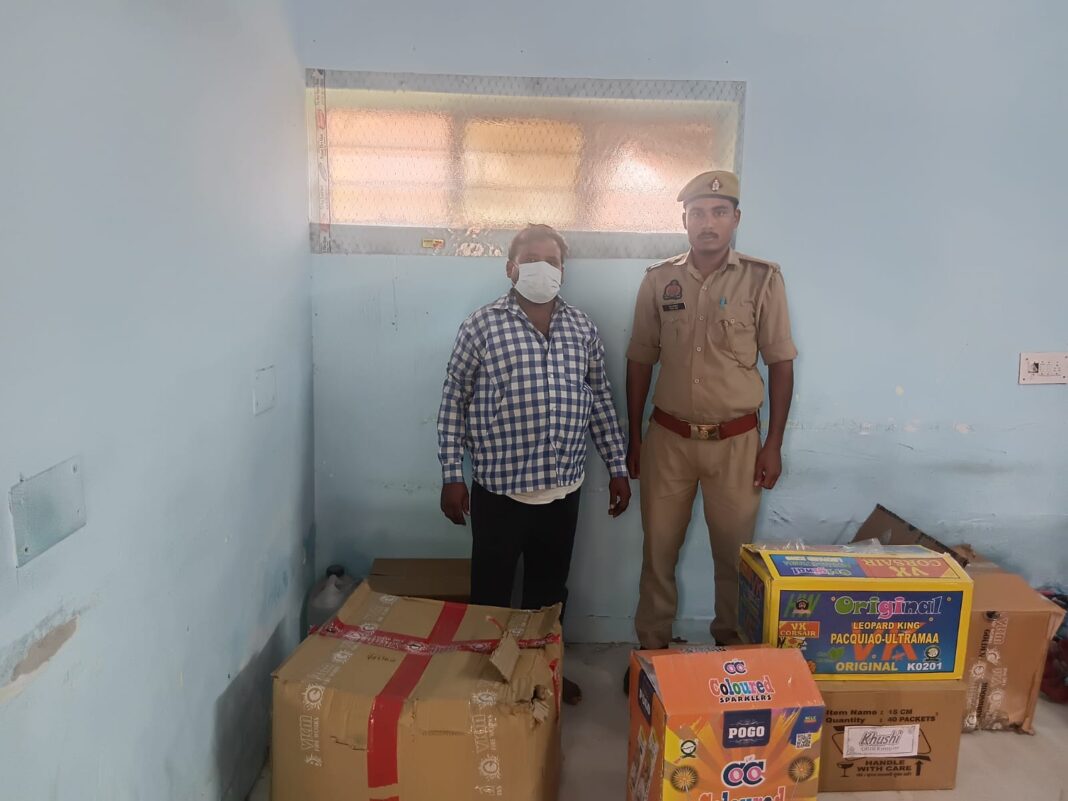 Hapur News : हापुड़ में अवैध पटाखों की बिक्री करते युवक गिरफ्तार, लाखों के पटाखों के 6 कार्टून बरामद Hapur News : हापुड़ में अवैध पटाखों की बिक्री करते युवक गिरफ्तार, लाखों के पटाखों के 6 कार्टून बरामद