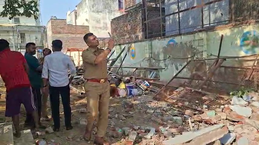 Mathura : वृंदावन में गेस्ट हाउस का छज्जा गिरा, एक महिला मजदूर की मौत, एक घायल Mathura : वृंदावन में गेस्ट हाउस का छज्जा गिरा, एक महिला मजदूर की मौत, एक घायल