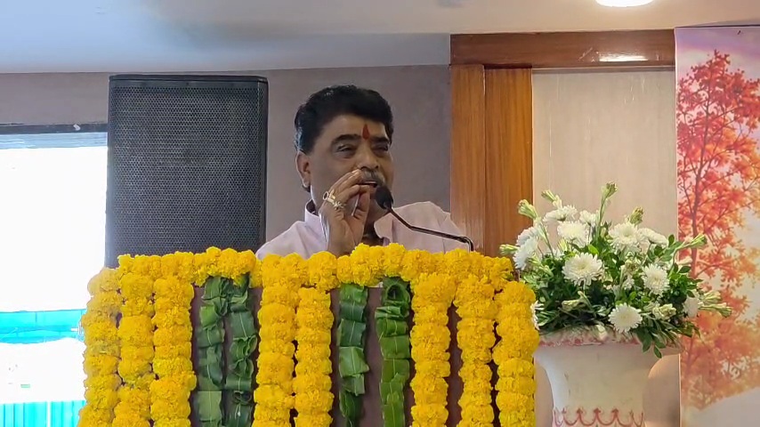 Mathura : ओवैसी और चंद्रशेखर पर वीएचपी का पलटवार, कहा हिम्मत है तो मथुरा से लड़े चुनाव Mathura : ओवैसी और चंद्रशेखर पर वीएचपी का पलटवार, कहा हिम्मत है तो मथुरा से लड़े चुनाव