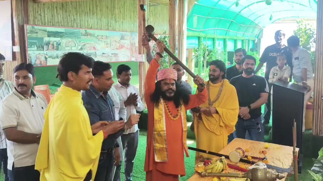 Mathura : मथुरा में चित्रगुप्त पीठ पर विजयादशमी पर हुआ शस्त्र पूजन, हथौड़े और फावड़ों की भी हुई पूजा Mathura : मथुरा में चित्रगुप्त पीठ पर विजयादशमी पर हुआ शस्त्र पूजन, हथौड़े और फावड़ों की भी हुई पूजा
