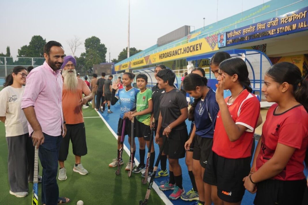Chandigarh : मुख्यमंत्री भगवंत मान आजादी के बाद पहली बार जालंधर लेकर आए अंतरराष्ट्रीय हॉकी, पंजाबियों से टीम इंडिया का हौसला बढ़ाने के लिए स्टेडियम भरने की अपील- मीत हेयर Chandigarh : मुख्यमंत्री भगवंत मान आजादी के बाद पहली बार जालंधर लेकर आए अंतरराष्ट्रीय हॉकी, पंजाबियों से टीम इंडिया का हौसला बढ़ाने के लिए स्टेडियम भरने की अपील- मीत हेयर