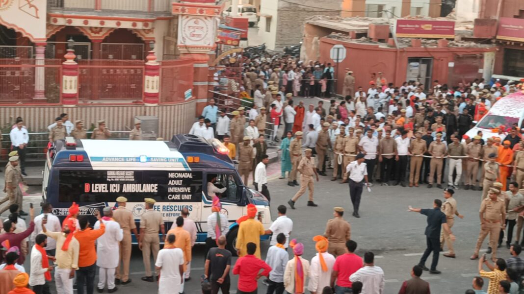 Gorakhpur : पहले मानवता, फिर परंपरा: एंबुलेंस के लिए सीएम योगी ने रुकवाई विजयादशमी शोभायात्रा Gorakhpur : पहले मानवता, फिर परंपरा: एंबुलेंस के लिए सीएम योगी ने रुकवाई विजयादशमी शोभायात्रा