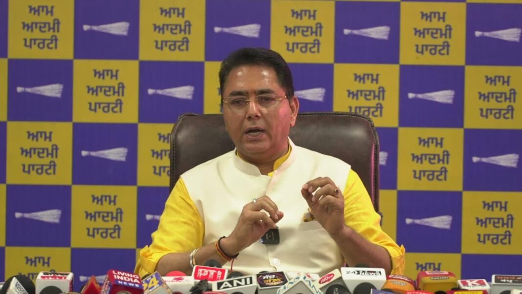 Chandigarh : अगर 2027 में गलती से भी कांग्रेस सत्ता में आ गई, तो वह फ्री बिजली, ₹10 लाख का हेल्थ कवर और महिलाओं की वित्तीय मदद छीन लेगी- अमन अरोड़ा Chandigarh : अगर 2027 में गलती से भी कांग्रेस सत्ता में आ गई, तो वह फ्री बिजली, ₹10 लाख का हेल्थ कवर और महिलाओं की वित्तीय मदद छीन लेगी- अमन अरोड़ा
