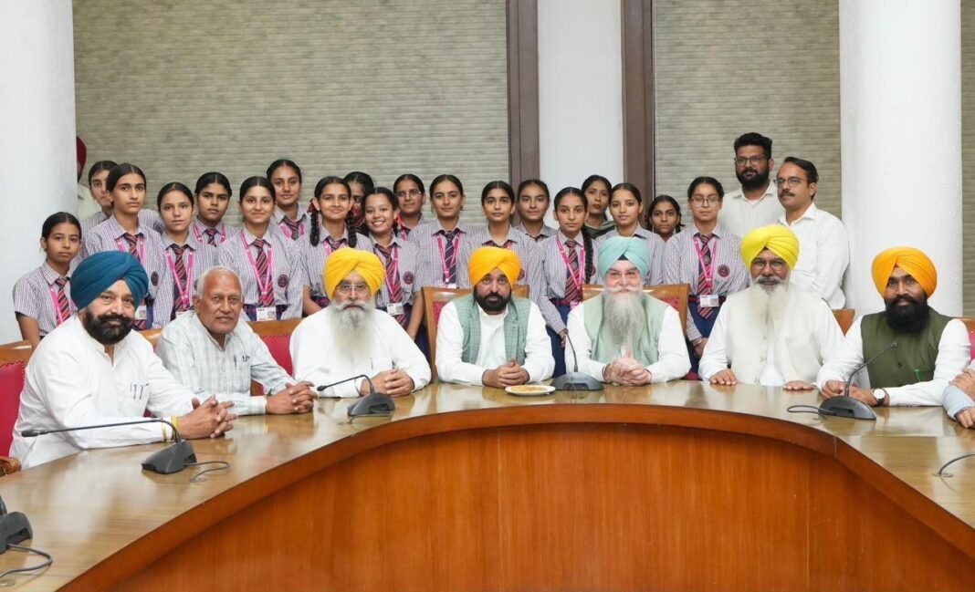 Chandigarh : पंजाब विधानसभा ने विद्यार्थियों के लिए खोले द्वार; मुख्यमंत्री भगवंत सिंह मान ने उन्हें बड़े सपने देखने के लिए किया प्रेरित Chandigarh : पंजाब विधानसभा ने विद्यार्थियों के लिए खोले द्वार; मुख्यमंत्री भगवंत सिंह मान ने उन्हें बड़े सपने देखने के लिए किया प्रेरित