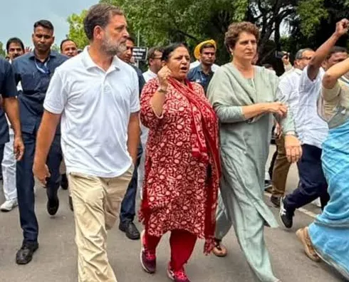 Rahul Gandhi Protest: जंतर-मंतर के रास्ते में राहुल गांधी और प्रियंका गांधी हिरासत में, CEC ज्ञानेश कुमार के इस्तीफे तक आंदोलन जारी रखने का ऐलान Rahul Gandhi Protest, Gyanesh Kumar, Jantar Mantar Protest, SIR Controversy, INDIA Bloc