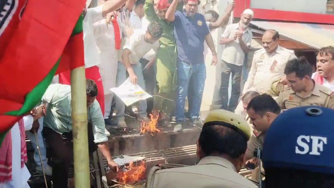 Hapur News : हापुड़ में सीईसी के इस्तीफे की मांग पर सपा कार्यकर्ताओं का प्रदर्शन, कई नेता हिरासत में Hapur News : हापुड़ में सीईसी के इस्तीफे की मांग पर सपा कार्यकर्ताओं का प्रदर्शन, कई नेता हिरासत में