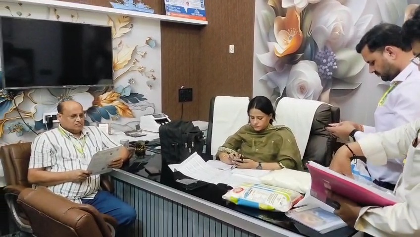 Hapur News : हापुड़ में मिलावटी क्रीम बनाने की फैक्ट्री पर छापेमारी, खाद्य विभाग ने लिए कई सैंपल Hapur News : हापुड़ में मिलावटी क्रीम बनाने की फैक्ट्री पर छापेमारी, खाद्य विभाग ने लिए कई सैंपल