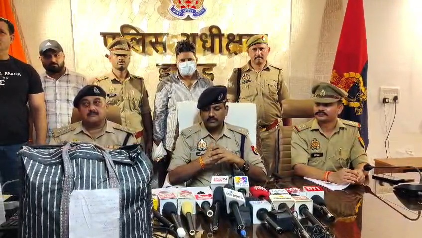 Hapur News : हाईवे पर चेकिंग के दौरान पुराने नोटों का जखीरा पकड़ा, एक आरोपी धरा गया Hapur News : हाईवे पर चेकिंग के दौरान पुराने नोटों का जखीरा पकड़ा, एक आरोपी धरा गया