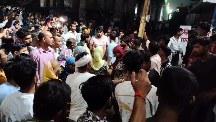 Hapur News : मेला देखकर लौट रहे युवक की हादसे में मौत, गुस्साए परिजनों ने फ्लाईओवर पर लगाया जाम Hapur News : मेला देखकर लौट रहे युवक की हादसे में मौत, गुस्साए परिजनों ने फ्लाईओवर पर लगाया जाम