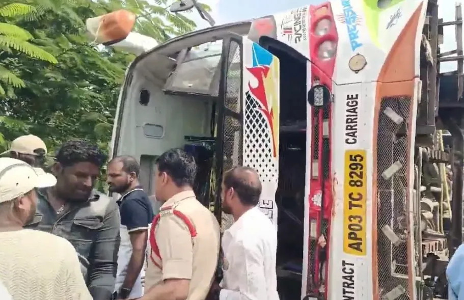 Vikarabad Bus Accident: अंतिम संस्कार के लिए जा रही बस पलटी, 4 महिलाओं की मौत, 10 से 15 घायल Vikarabad Bus Accident, Telangana Bus Accident, Ananthagiri Ghat Road, Four Women Killed, Telangana Road Accident