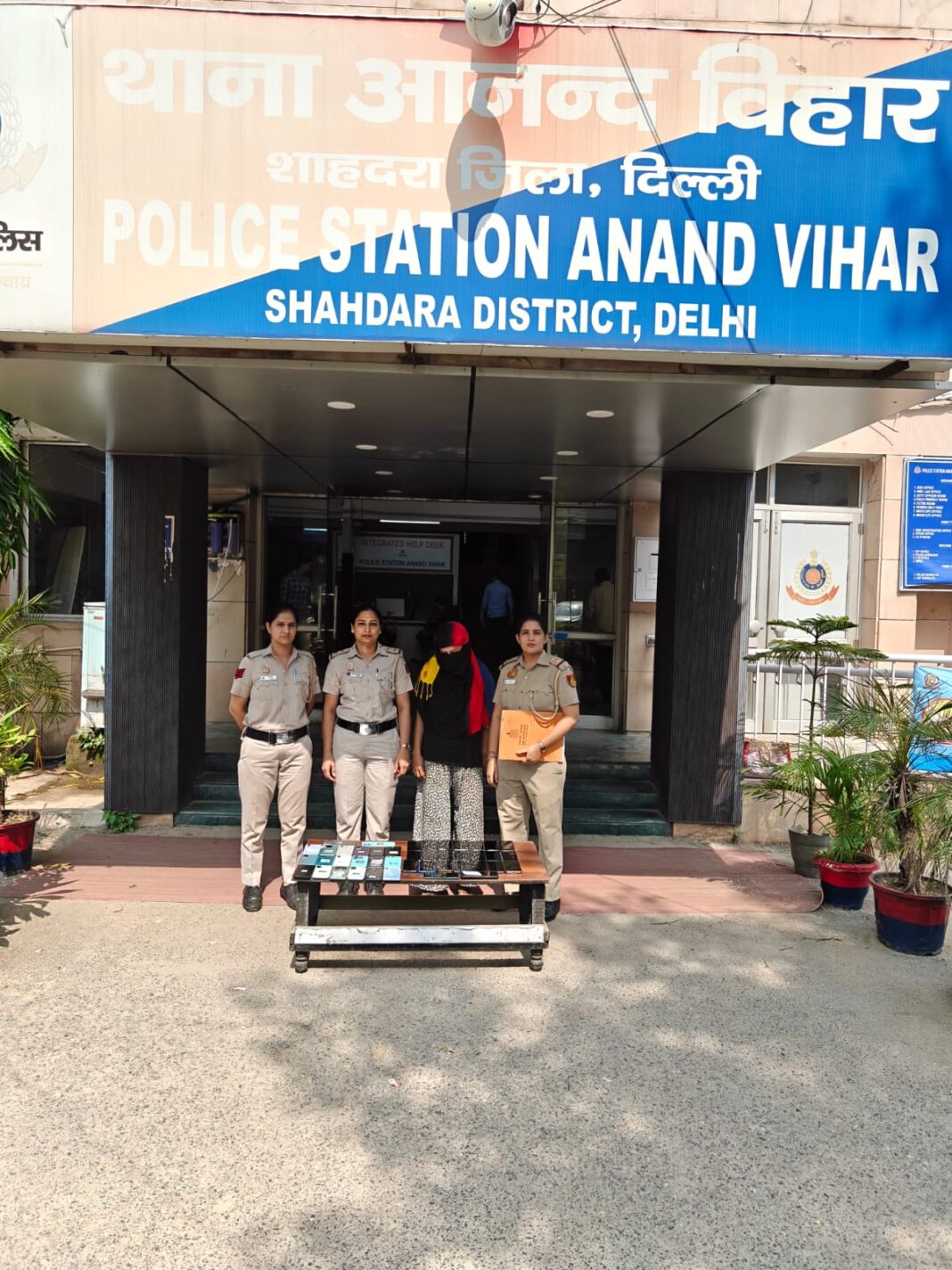 Anand Vihar Police: आनंद विहार में महिला के घर से 43 मोबाइल बरामद, चोरी के फोन बंगाल भेजने का शक Anand Vihar Police: आनंद विहार में महिला के घर से 43 मोबाइल बरामद, चोरी के फोन बंगाल भेजने का शक